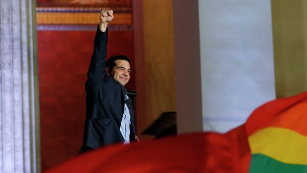 The head of radical leftist Syriza party Alexis Tsipras waves to supporters after winning the elections in Athens January 25, 2015 - Sputnik Mundo