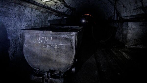 Rescatados 110 de los 500 mineros bloqueados en Donetsk tras impacto de proyectil - Sputnik Mundo