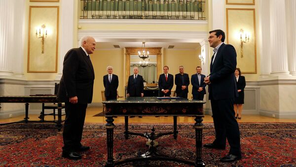 Head of radical leftist Syriza party and winner of the Greek parliamentary elections Alexis Tsipras (R) stands in front of Greek President Karolos Papoulias in the Presidential Palace in Athens during a swearing in ceremony as Greece's first leftist Prime Minister - Sputnik Mundo