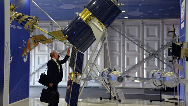 Космический аппарат Гонец-М на стенде компании ОАО Информационные спутниковые системы - Sputnik Mundo