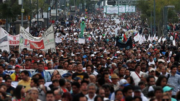 Marchan varios miles a cuatro meses de masacre de estudiantes en México - Sputnik Mundo