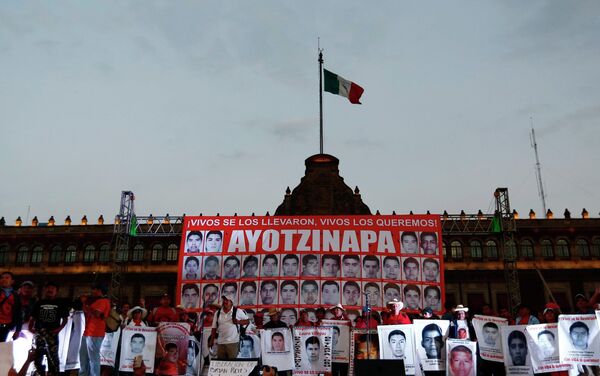 Marcha en Ciudad de México para conmemorar cuatro meses de la masacre de estudiantes en Iguala - Sputnik Mundo