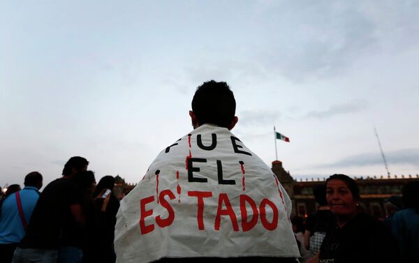 Marcha en Ciudad de México para conmemorar cuatro meses de la masacre de estudiantes en Iguala - Sputnik Mundo