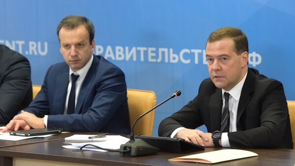 Dmitri Medvédev, primer ministro de Rusia (a la derecha) - Sputnik Mundo