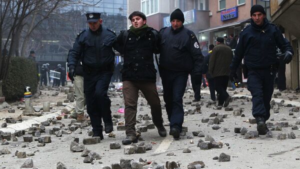 La policía kosovar informa de 80 heridos y 120 detenidos tras disturbios en Pristina - Sputnik Mundo