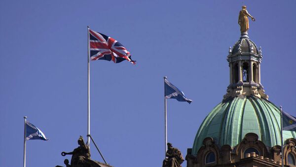 Британский и шотландский флаги на здании банка Lloyds в Эдинбурге - Sputnik Mundo