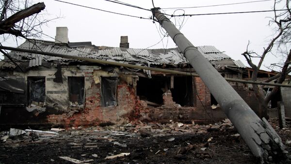A house destroyed following shelling between Ukrainian army and pro-Russian separatists, on January 28, 2015 in the eastern Ukrainian city of Donetsk - Sputnik Mundo