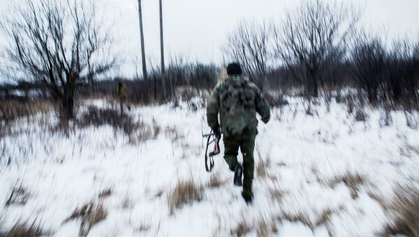 Ополченец бежит к своим позициям в районе Дебальцево Донецкой области 28 января 2015 - Sputnik Mundo