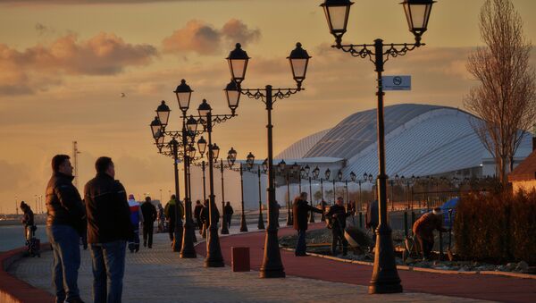 Горожане и туристы гуляют по набережной Черного моря в Сочи. - Sputnik Mundo