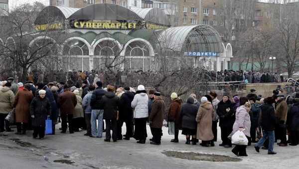 Habitantes de Donetsk hacen una cola para obtener la ayuda humanitaria - Sputnik Mundo