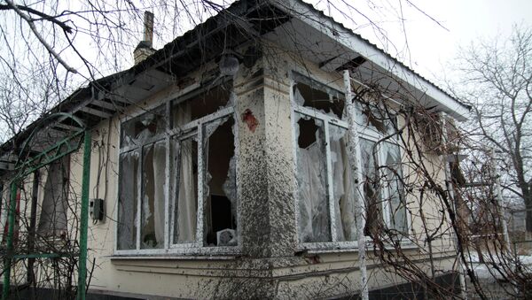 Destrucción en el barrio Kirovski de Donetsk tras bombardeos - Sputnik Mundo