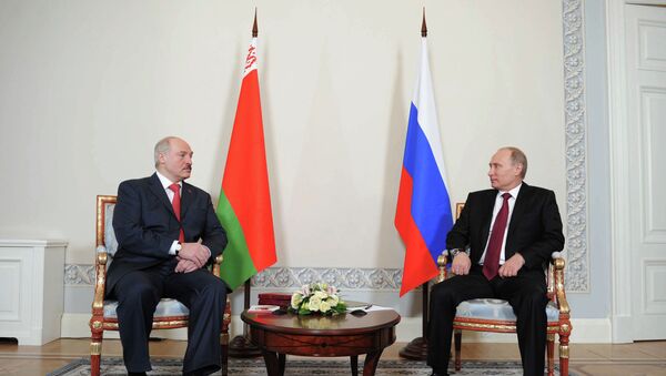 Президент РФ Владимир Presidente de la Federación Rusa(справа) и президент Республики Белоруссия Александр Лукашенко - Sputnik Mundo