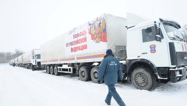 Russian Emergencies Ministry official said that the 11th Russian humanitarian convoy carrying 1,400 tonnes of aid to the war-torn Donbas region is currently heading towards the Russian state border with Ukraine. - Sputnik Mundo