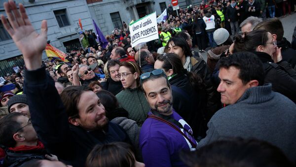 Pablo Iglesias, leader of Spain's party Podemos (We Can) waves as he attends a rally called by Podemos in Madrid - Sputnik Mundo