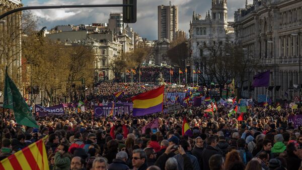 People wave Republican and Podemos party flags during a Podemos (We Can) party march in Madrid, Spain, Saturday, Jan. 31, 2015 - Sputnik Mundo