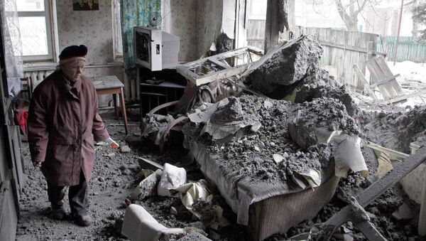 Женщина разгребает завал в доме после артосбтрела, Донецк - Sputnik Mundo