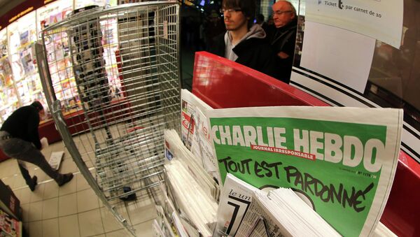 People wait to buy the latest issue of Charlie Hebdo newspaper at a newsstand in Rennes, western France, Wednesday, Jan. 14, 2015 - Sputnik Mundo