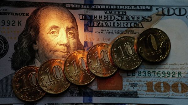 Monedas de 10 rublos y billetes de 100 dólares de EEUU - Sputnik Mundo