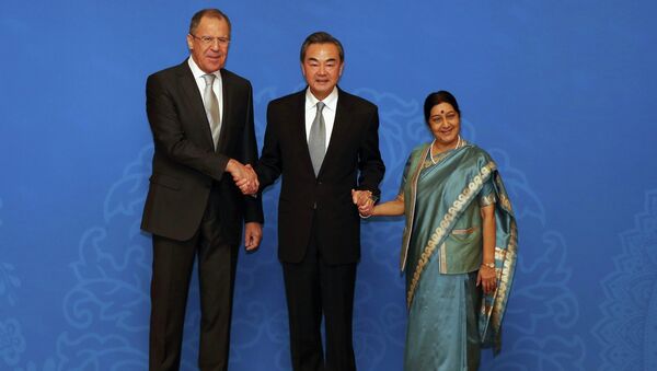 Russian Foreign Minister Sergei Lavrov (L), Chinese Foreign Minister Wang Yi (C) and Indian Foreign Minister Sushma Swaraj (R) - Sputnik Mundo