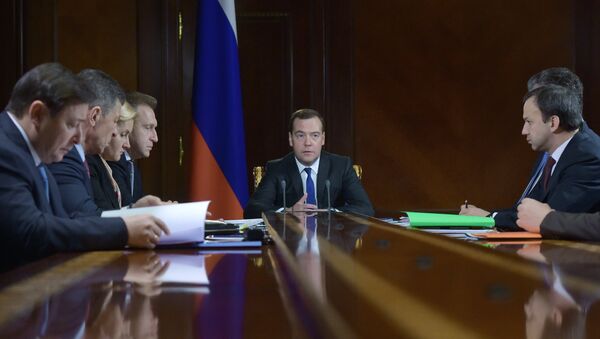 Primer ministro de Rusia, Dmitri Medvédev (izda.) y vice primer ministro, Arkadi Dvorkóvich - Sputnik Mundo