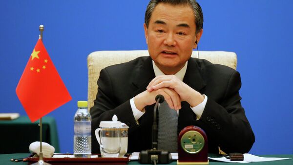 Chinese Foreign Minister Wang Yi speaks during the 13th Russia-India-China Foreign Ministers' Meeting, at Diaoyutai State Guesthouse in Beijing - Sputnik Mundo