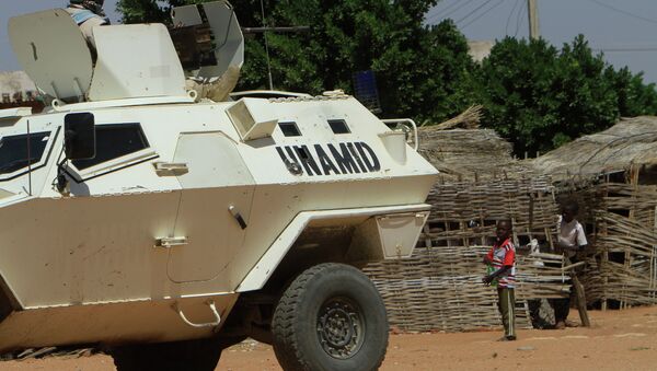 A UN-African Union mission to Darfur (UNAMID) vehicle patrols a street in the city of Nyala in Sudan's Darfur - Sputnik Mundo