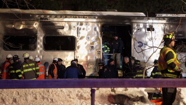 Emergency workers stand in and around a burnt Metropolitan Transportation Authority (MTA) Metro North Railroad commuter train near the town of Valhalla, New York, February 3, 2015. - Sputnik Mundo