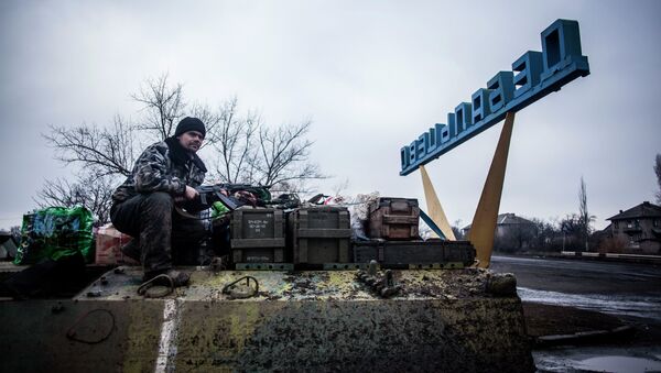 Soldado ucraniano en la entrada del pueblo Debáltsevo - Sputnik Mundo