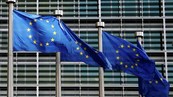 Banderas de la UE frente a la sede de la Comisión Europea en Bruselas (archivo) - Sputnik Mundo