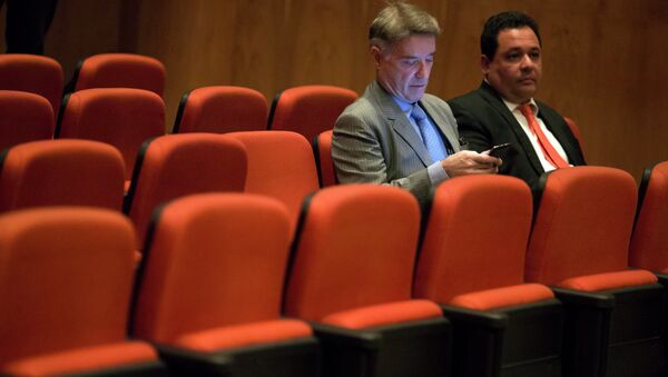 Former billionaire Eike Batista with his lawyer at his hearing at a federal criminal court in Rio de Janeiro Nov. 18, 2014 - Sputnik Mundo
