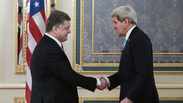 John Kerry, secretario de EEUU, y presidente de Ucrania Petró Poroshenko - Sputnik Mundo