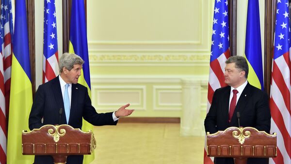 John Kerry y Petró Poroshenko durante la rueda de prensa en Kiev - Sputnik Mundo