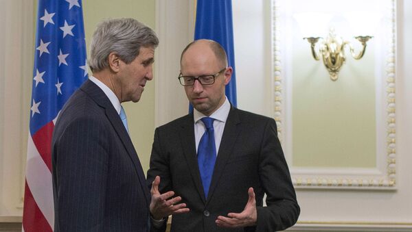 Secretario de Estado de EEUU, John Kerry y primer ministro de Ucrania, Arseni Yatseniuk - Sputnik Mundo