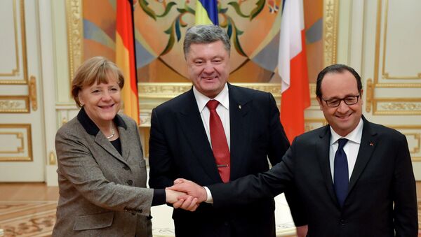 Ukraine's President Petro Poroshenko (C) shakes hands with German Chancellor Angela Merkel and French President Francois Hollande during their meeting in Kiev, February 5, 2015 - Sputnik Mundo