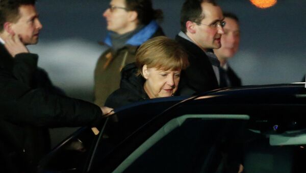 German Chancellor Angela Merkel gets into a car upon her arrival at Moscow's Vnukovo airport February 6, 2015. - Sputnik Mundo