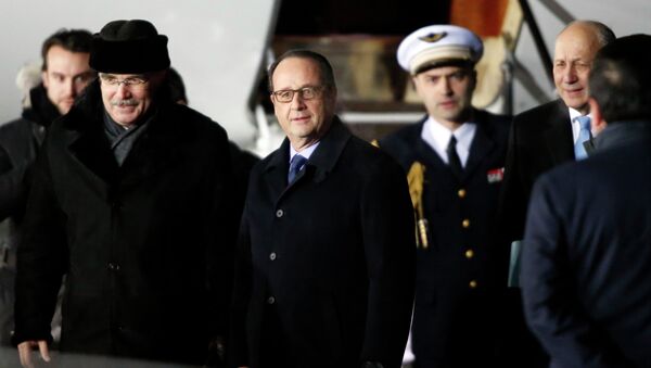 French President Francois Hollande at Moscow's Vnukovo airport February 6, 2015 - Sputnik Mundo