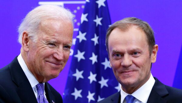 Vicepresidente de EEUU, Joe Biden (izda.) y presidente del Consejo Europeo, Donald Tusk - Sputnik Mundo