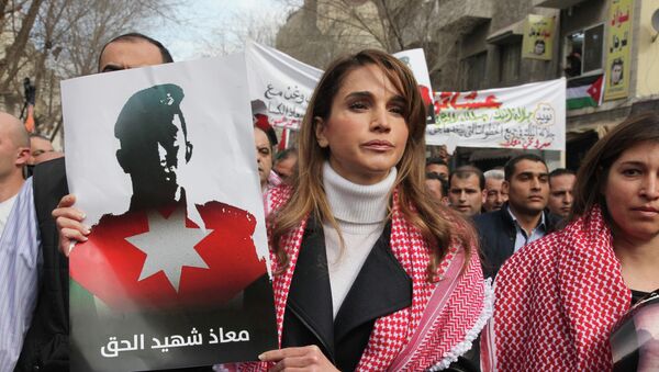 Rania, reina de Jordania, durante una manifestación contra las acciones del EI - Sputnik Mundo