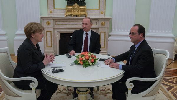 Президент России Владимир Путин, Федеральный канцлер Германии Ангела Меркель и президент Франции Франсуа Олланд (справа) во время встречи в Кремле. 6 февраля 2015 - Sputnik Mundo