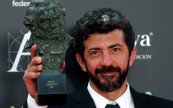 Alberto Rodríguez, director de La isla mínima con su premio por la mejor dirección - Sputnik Mundo