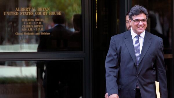 Former CIA officer John Kiriakou leaves U.S. District Courthouse in Alexandria, Va., Tuesday, Oct. 23, 2012, after pleading guilty, in a plea deal, to leaking the names of covert operatives to journalists. - Sputnik Mundo