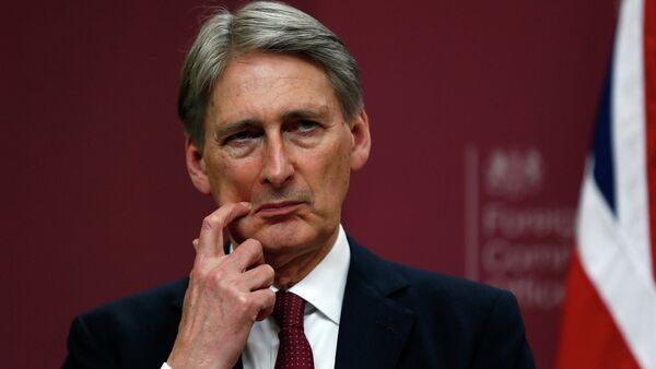Britain's Foreign Secretary Philip Hammond gestures during a press conference at the Foreign and Commonwealth Office in London - Sputnik Mundo