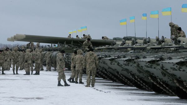 Ukrainian servicemen stand near armored vehicles during a ceremony with Ukrainian President Petro Poroshenko to mark the delivery of more than 100 pieces of military equipment to the Ukrainian armed forces, near Zhitomir, Ukraine, Jan. 5, 2015 - Sputnik Mundo