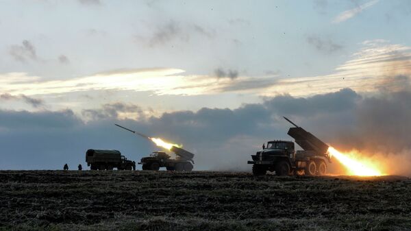 Militares ucranianos con sistemas de lanzacohetes múltiples Grad (archivo) - Sputnik Mundo