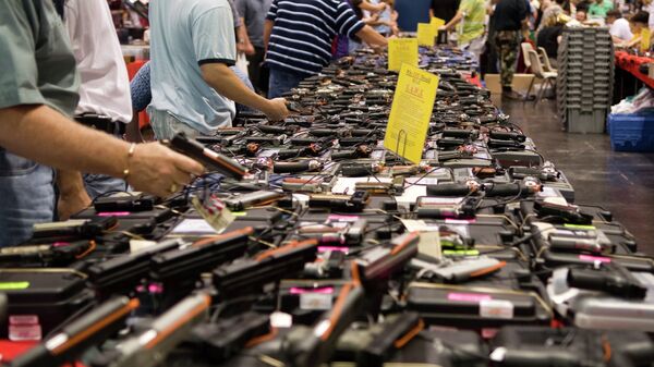 Gun sales boom in the more recent months as a result of the surge in violence in America. - Sputnik Mundo