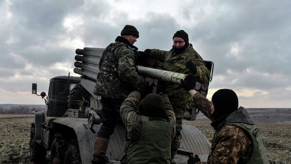 Ukrainian servicemen load Grad rockets before launching them towards pro-Russian separatist forces outside Debaltseve, eastern Ukraine February 8, 2015 - Sputnik Mundo