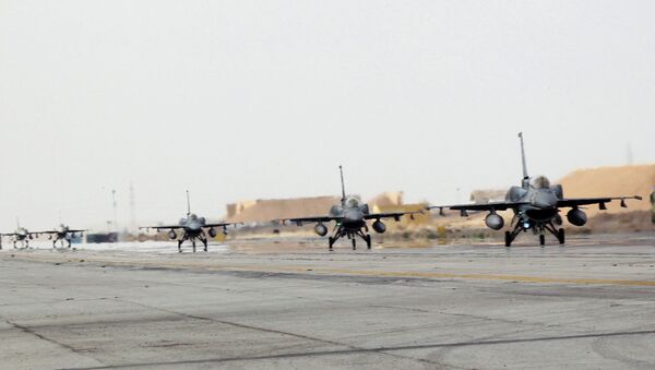 F16 fighter jets from the United Arab Emirates (UAE) against the Islamic State - Sputnik Mundo