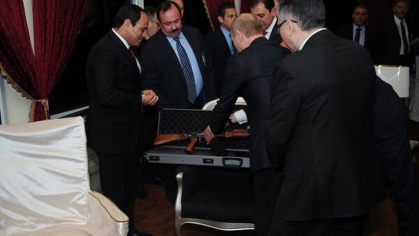 Putin regala a su homólogo egipcio una ametralladora Kaláshnikov - Sputnik Mundo