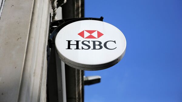 An HSBC sign is seen outside a bank branch in London February 9, 2015 - Sputnik Mundo