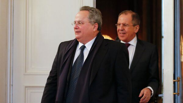 Ministro de Asuntos Exteriores de Grecia, Nikolaos Kotzias (izda.) con su homólogo ruso, Serguéi Lavrov - Sputnik Mundo